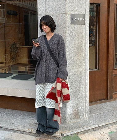 Rescal Loose-fit Twisted V-Neck Long Knitwear 