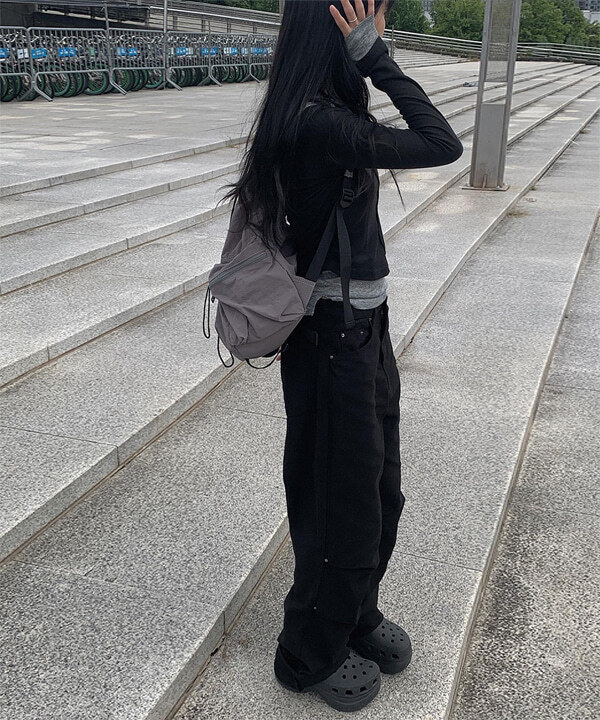 寬鬆黑色長褶釘釦寬管牛仔褲