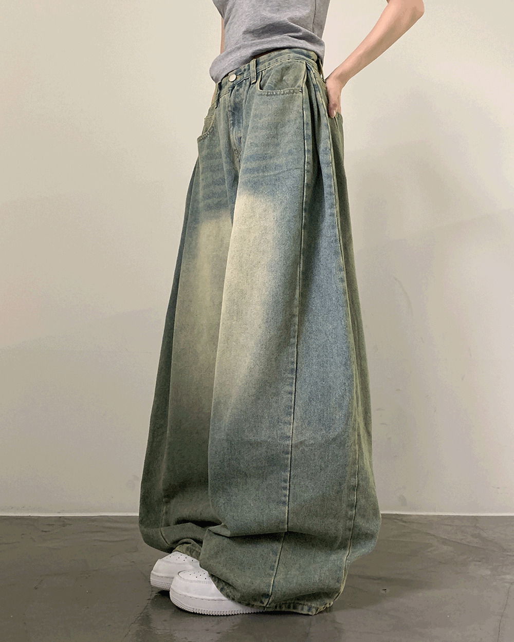 Trun Vintage Faded Pin Tuck Balloon Fit Wide Denim Pants