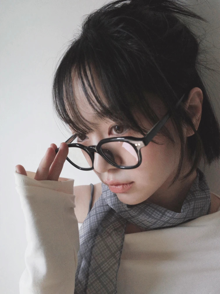 黑色粗框眼鏡