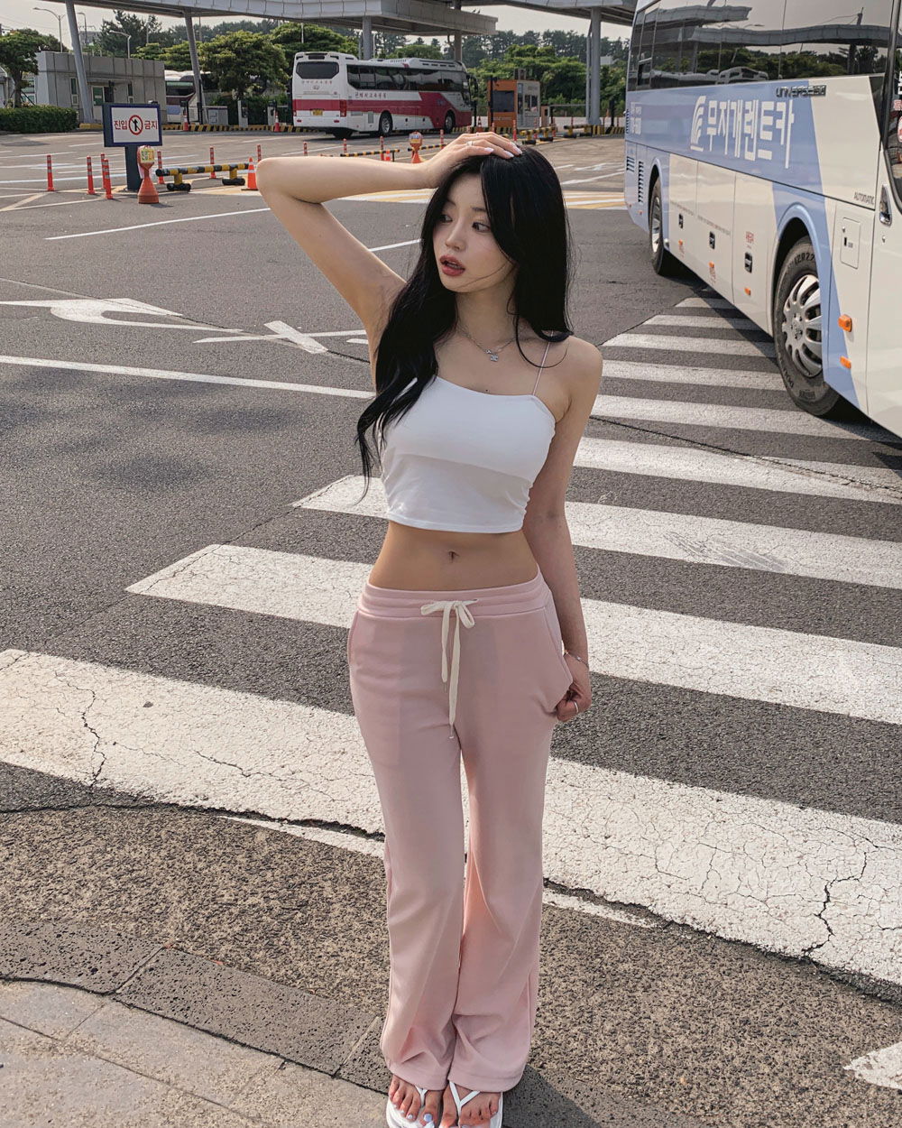 민소매 모델 착용 이미지-S1L66