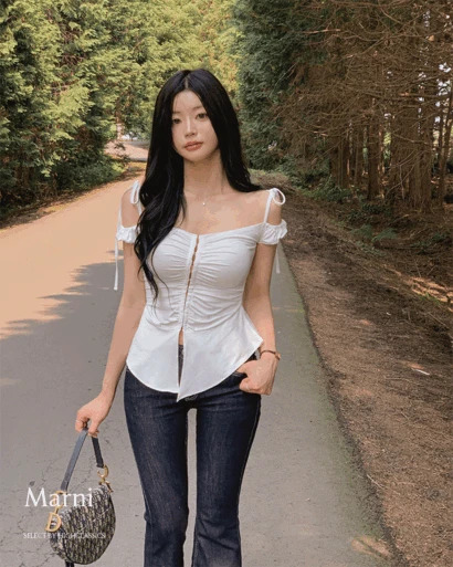아블랑 오프숄더 스트랩 밴딩 소매 후크 셔링 트임 플레어 나시 블라우스