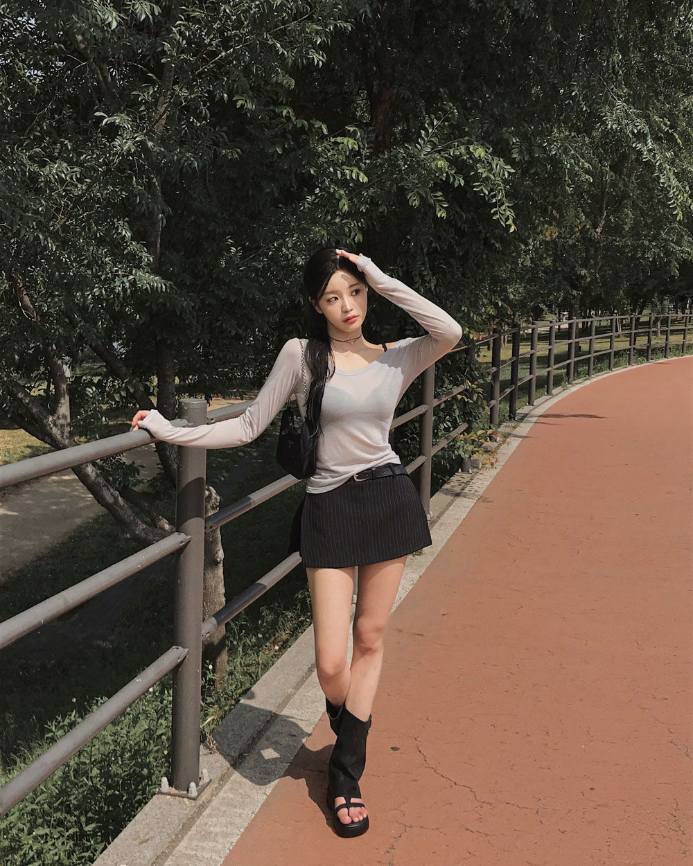 긴팔 티셔츠 모델 착용 이미지-S1L84