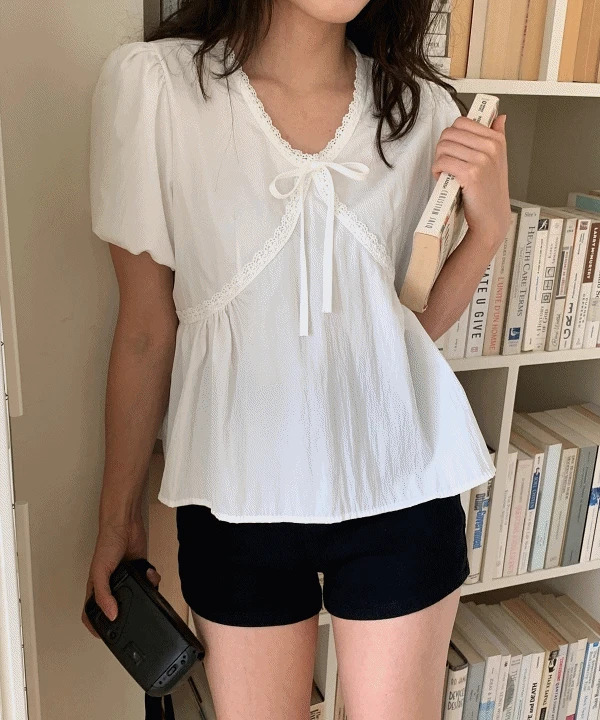 V領緞帶澎袖蕾絲短袖襯衫