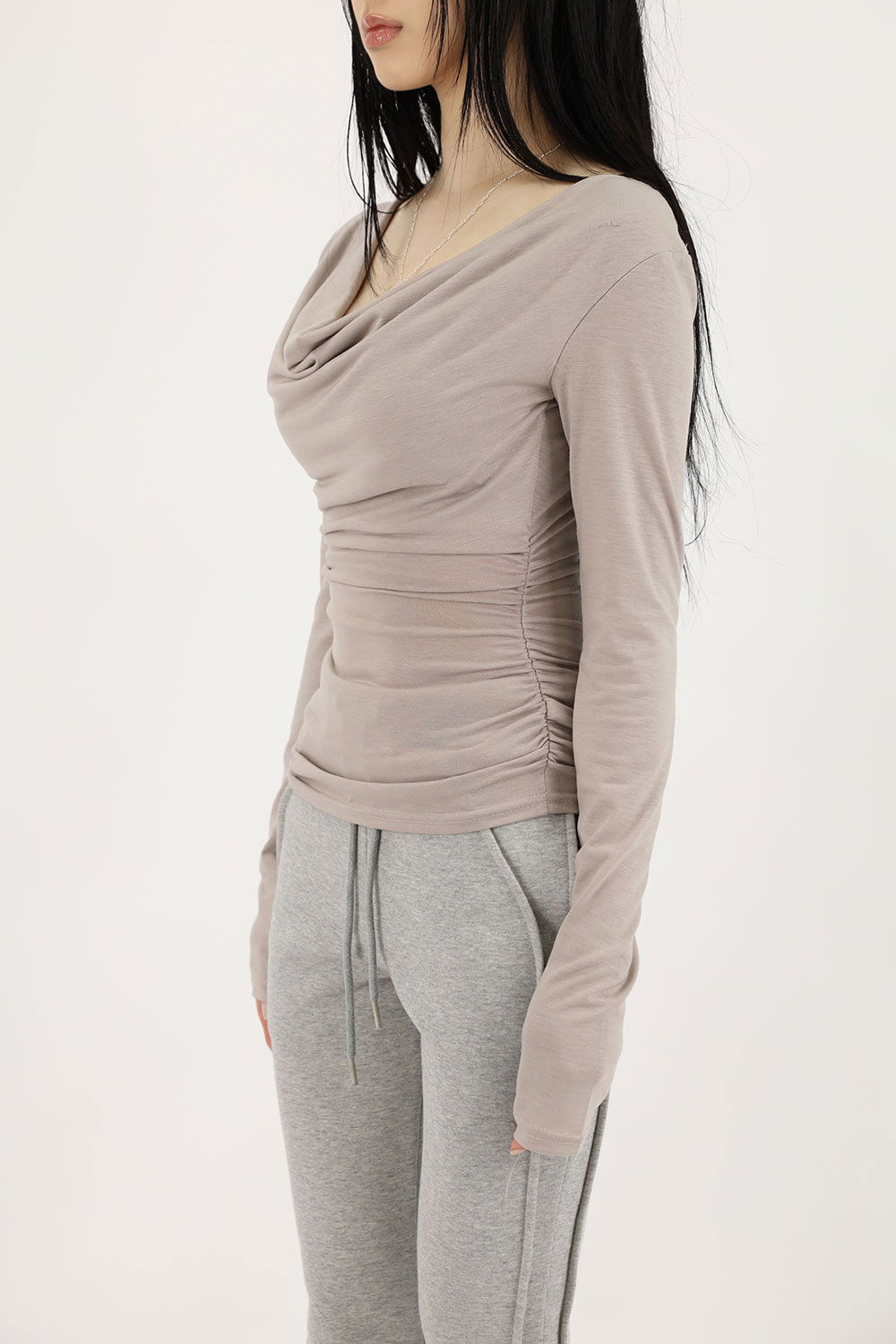 긴팔 티셔츠 모델 착용 이미지-S1L10