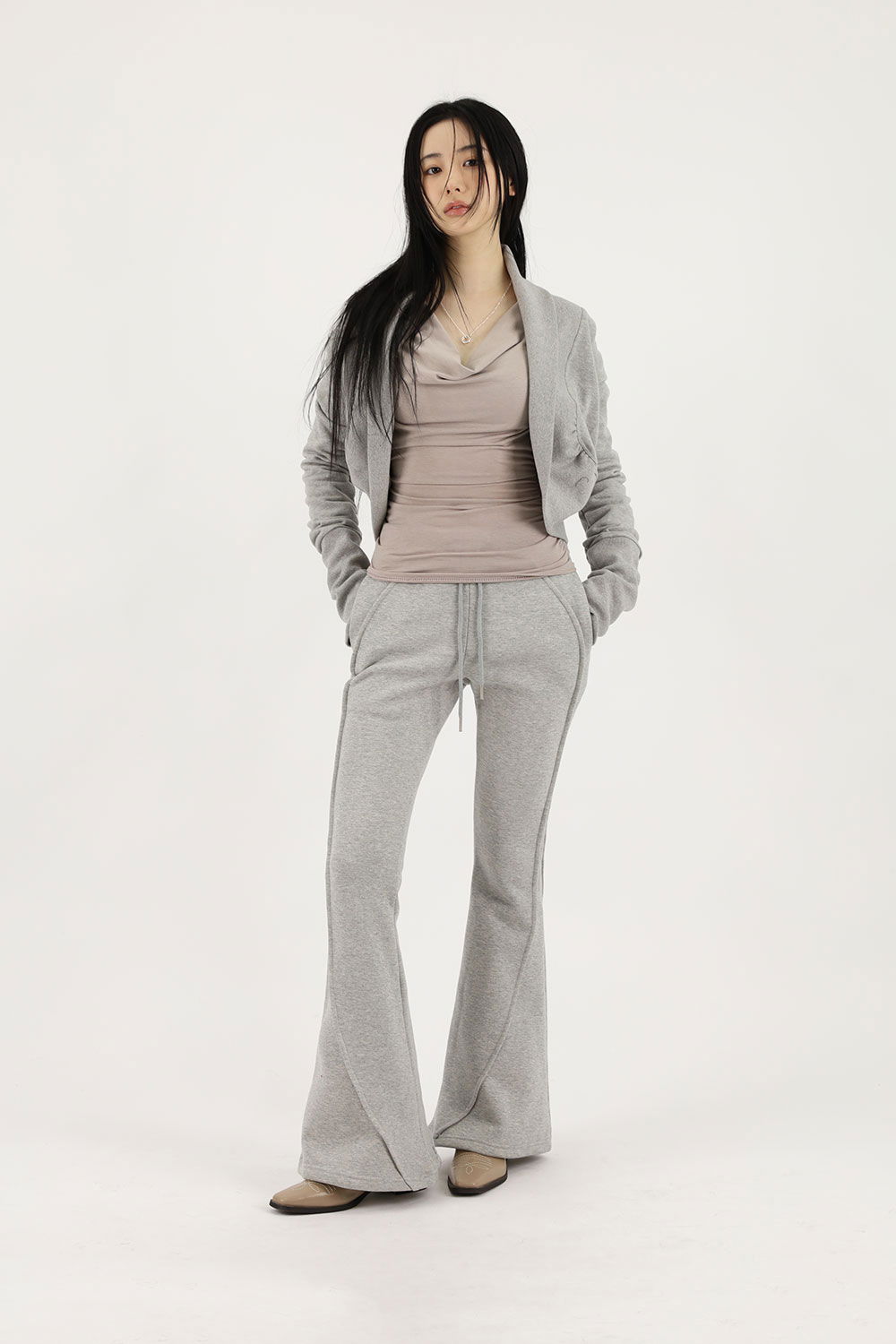 긴팔 티셔츠 모델 착용 이미지-S1L8