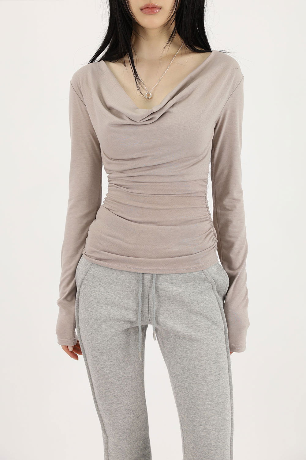 긴팔 티셔츠 모델 착용 이미지-S1L9