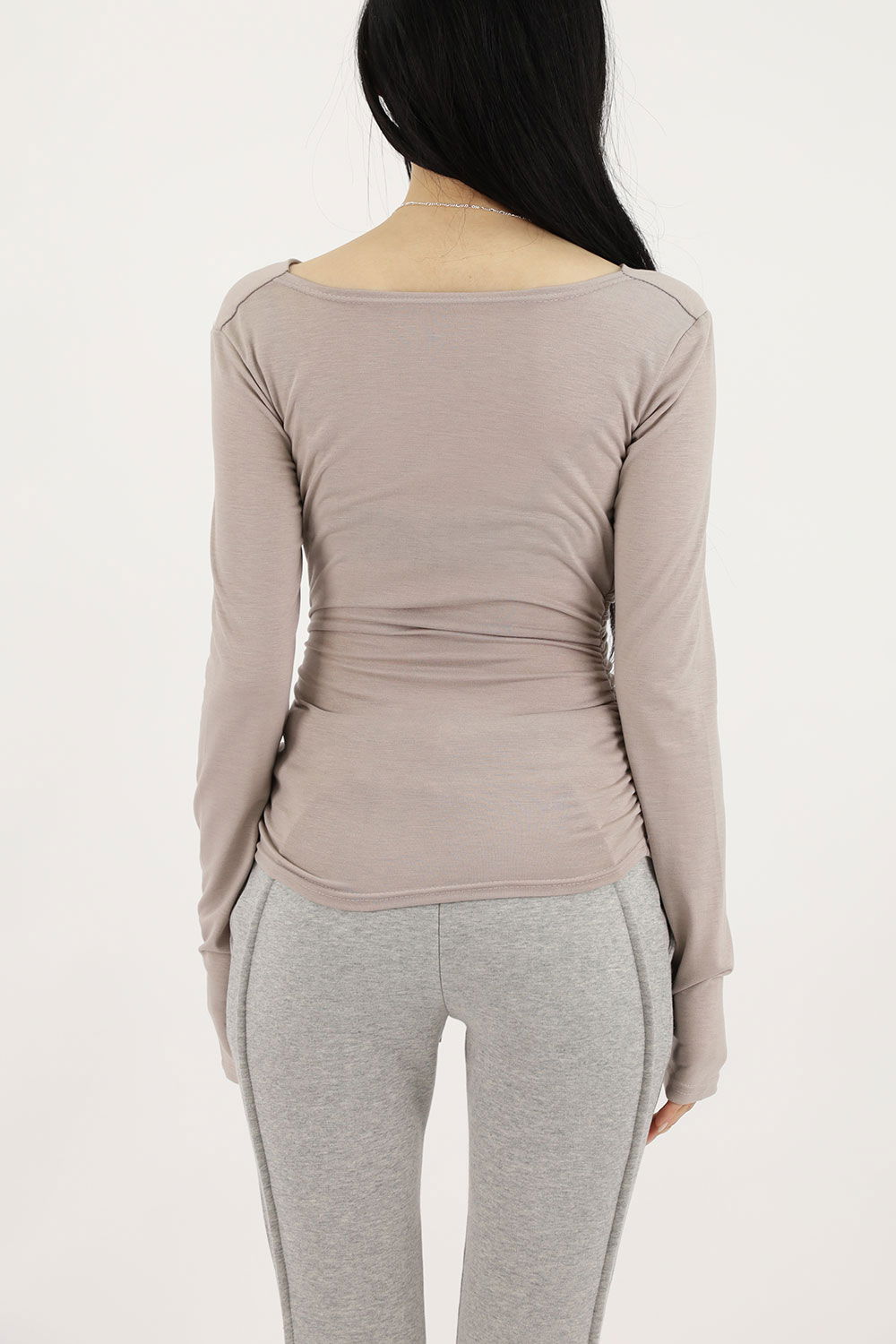 긴팔 티셔츠 모델 착용 이미지-S1L11