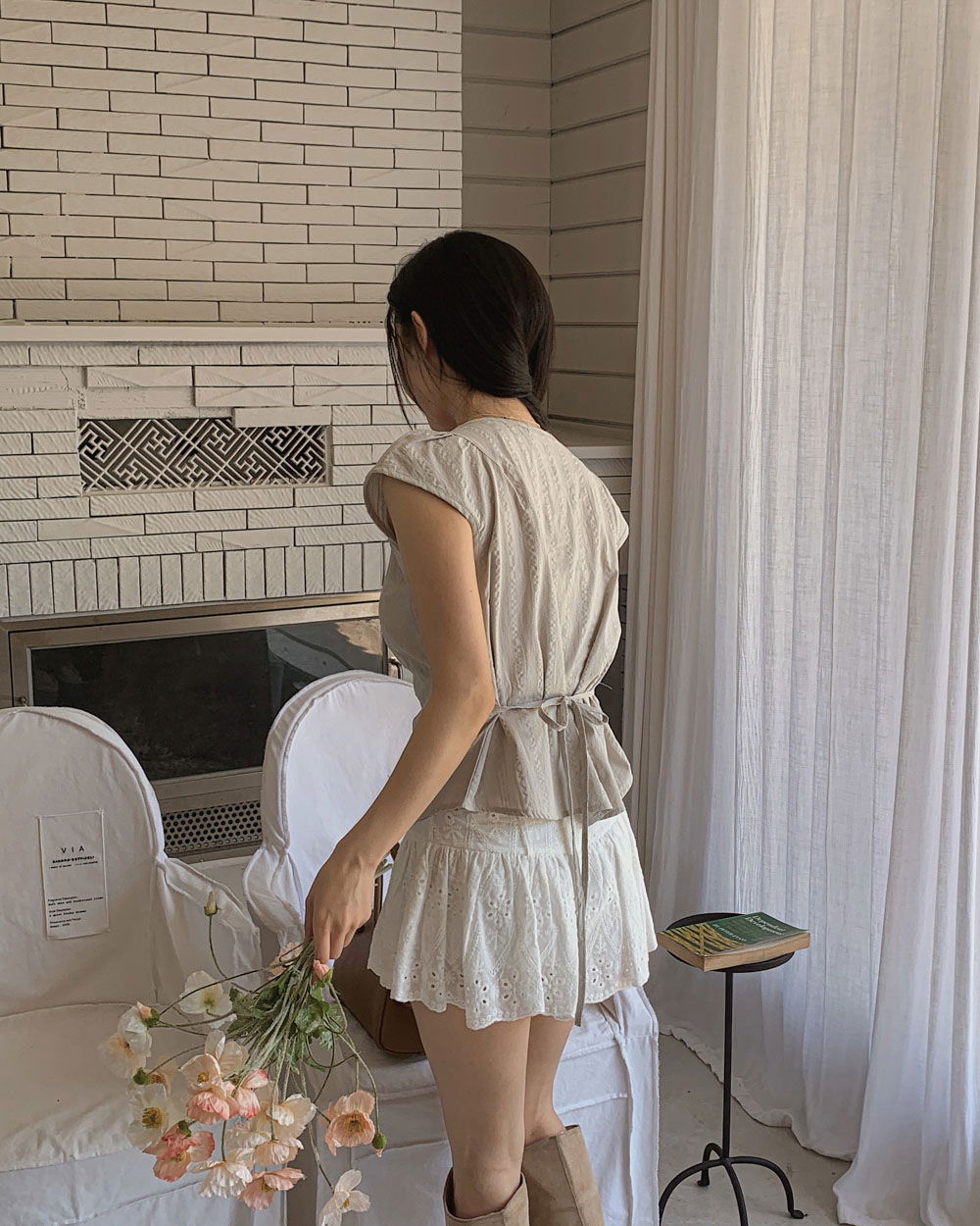 민소매 모델 착용 이미지-S1L79