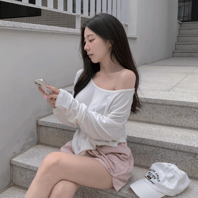 露肩寬鬆長袖T恤