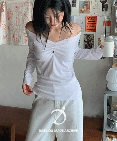 抓紋荷葉邊露肩長袖上衣