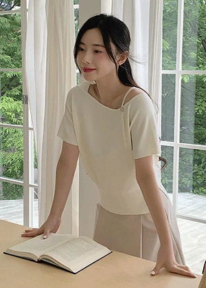 오페딘 팬던트 언발 오프숄더 니트