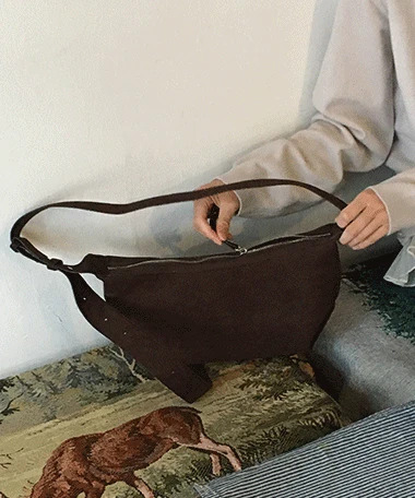 麂皮質感皮革肩背包
