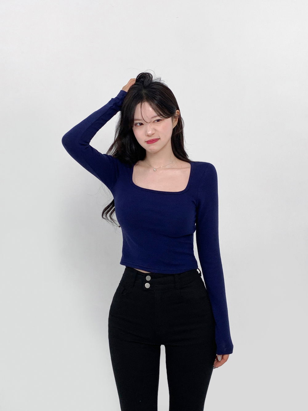 긴팔 티셔츠 모델 착용 이미지-S50L3