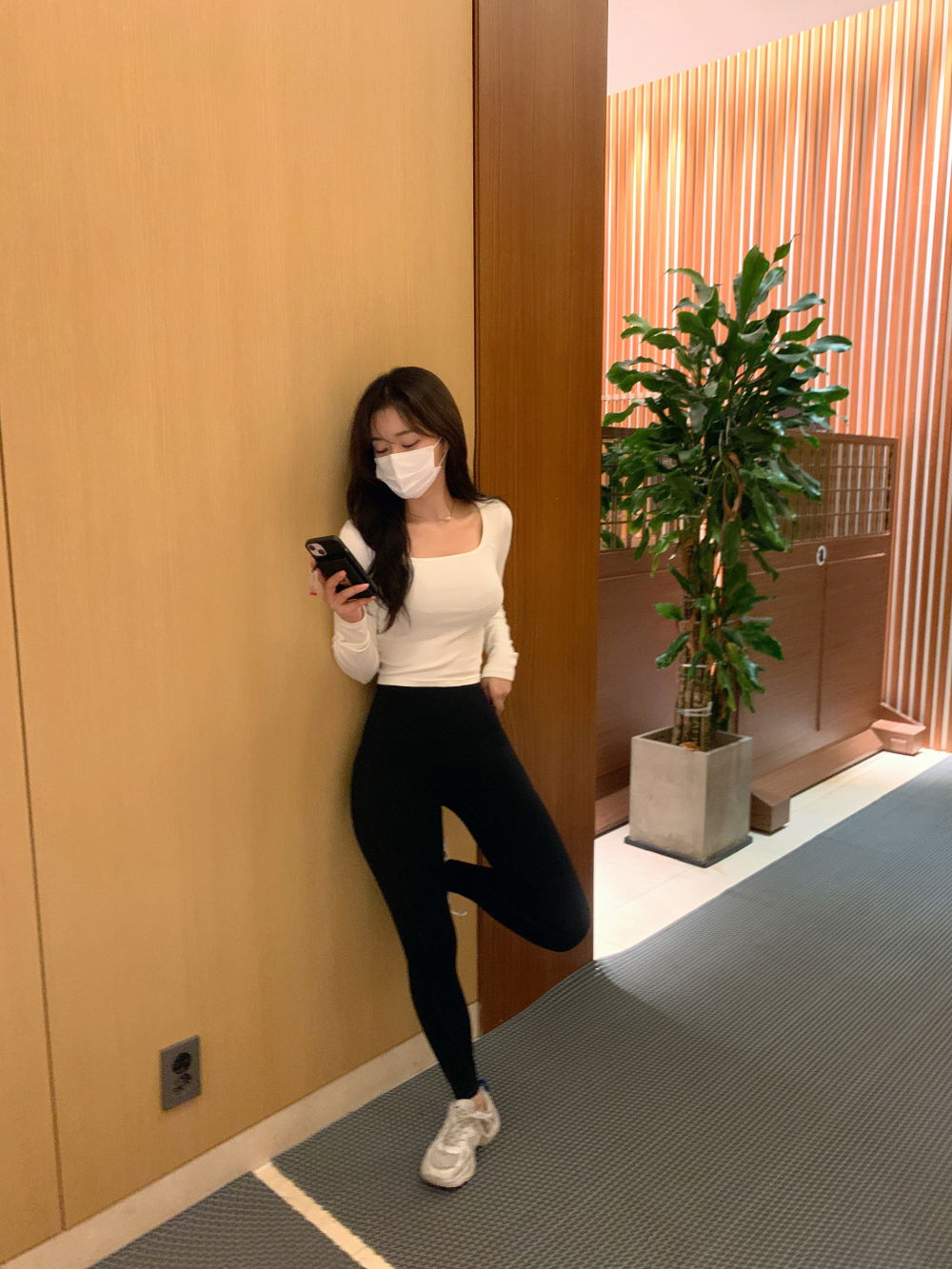 긴팔 티셔츠 모델 착용 이미지-S6L38