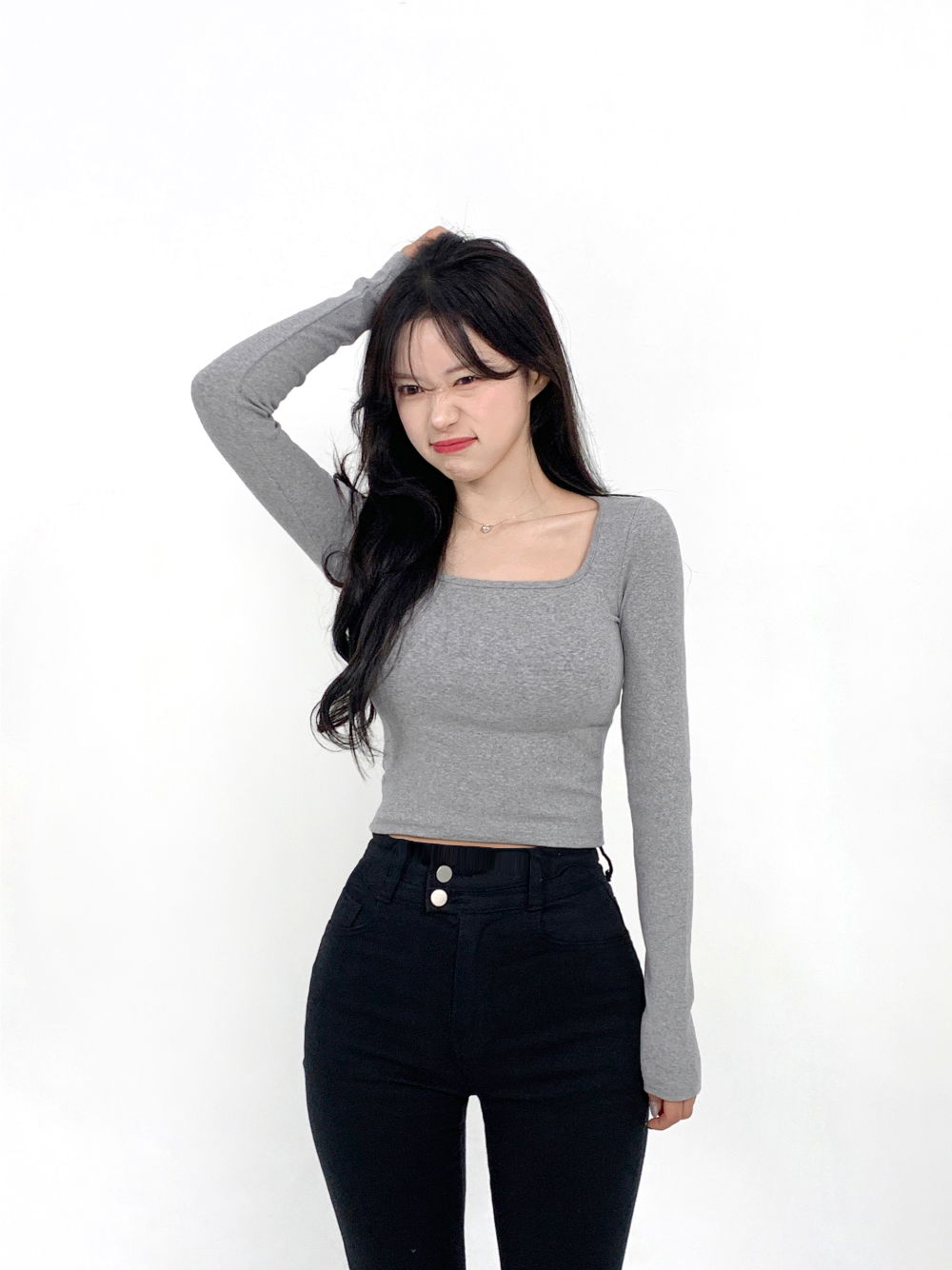 긴팔 티셔츠 모델 착용 이미지-S46L1