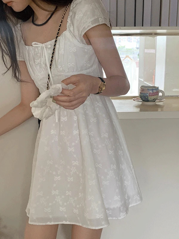 絲帶刺繡蕾絲邊方領短版連身洋裝