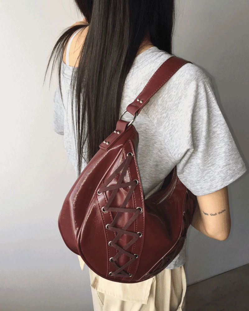 天卡金屬扣環皮革肩背包