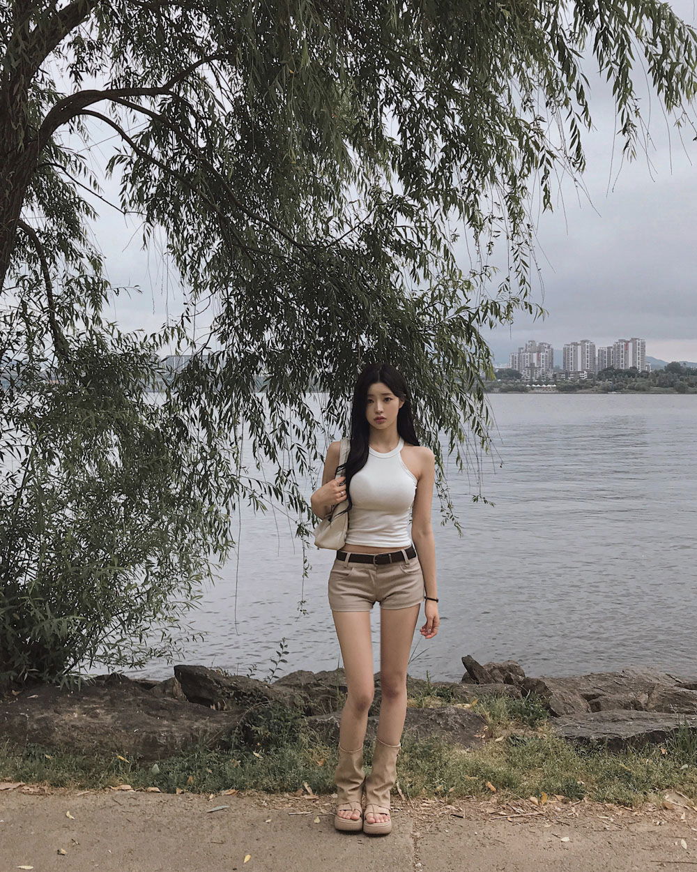민소매 모델 착용 이미지-S3L4