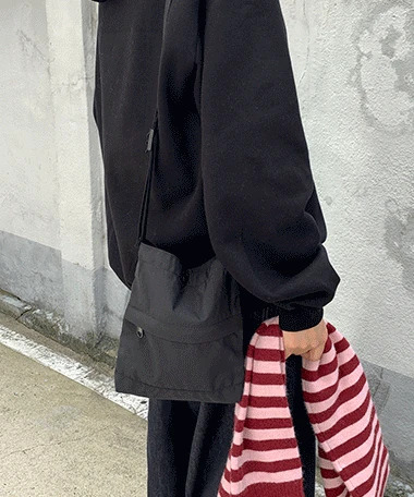 Chilling Cap Square Crossbody Bag 肩背包
