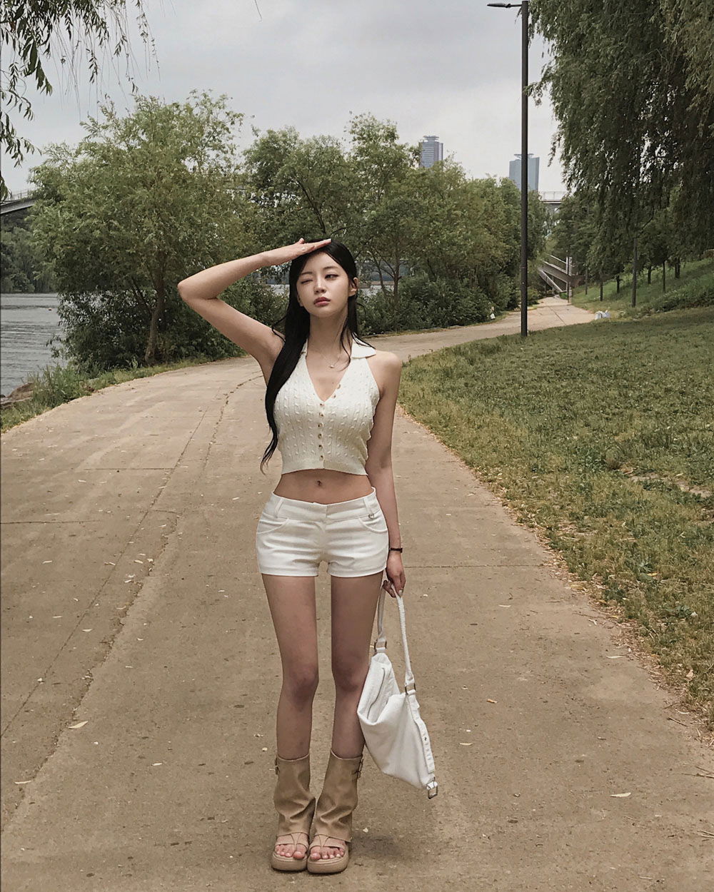 민소매 모델 착용 이미지-S2L8