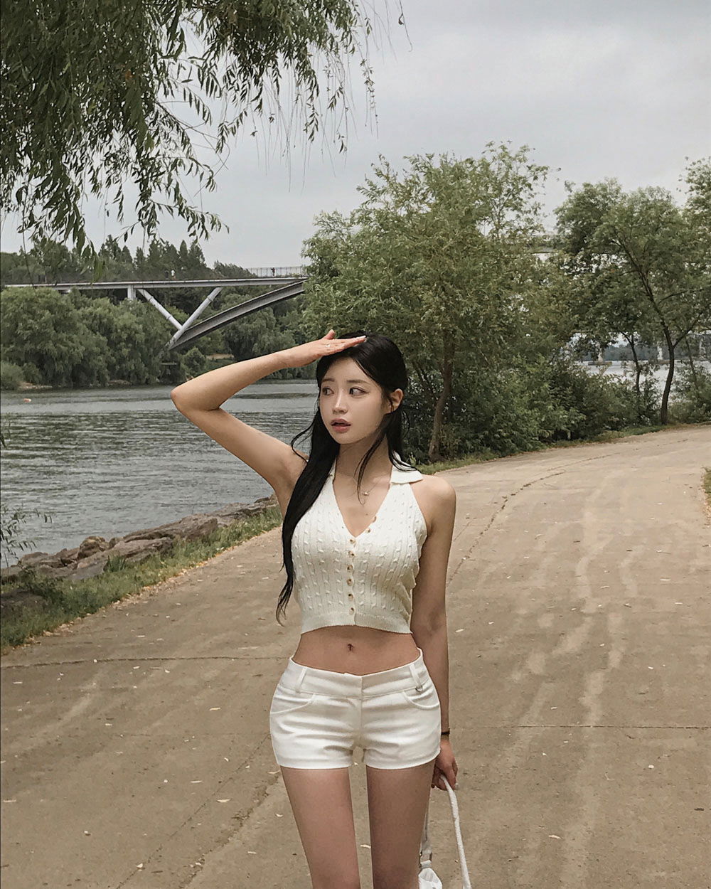 민소매 모델 착용 이미지-S2L9