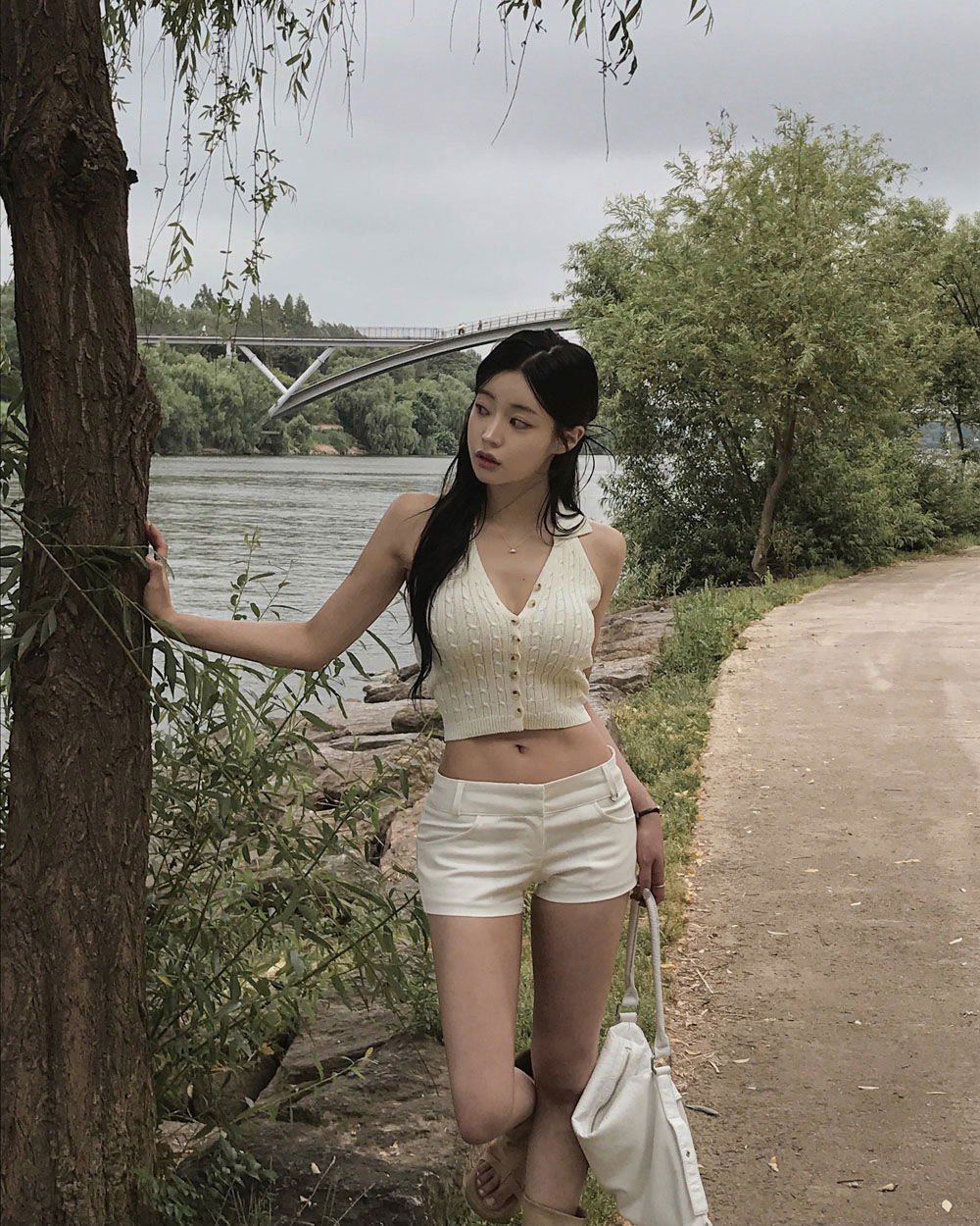 민소매 모델 착용 이미지-S2L21