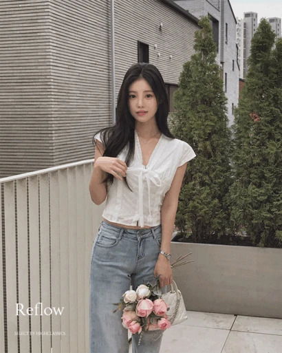 리플로우 브이넥 리본 레이스 캡소매 플라워 자수 셔링 핀턱 단추 반팔 블라우스