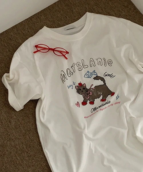 Humble Apple Cat Loose-fit Short Sleeve T-shirt