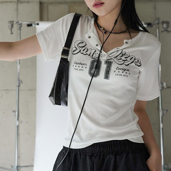 Foreign snap print T-shirt