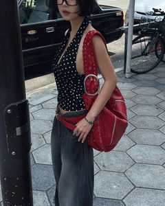 紅色大扣環穿孔皮革肩背包