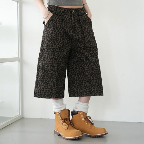 豹紋寬鬆及膝短褲