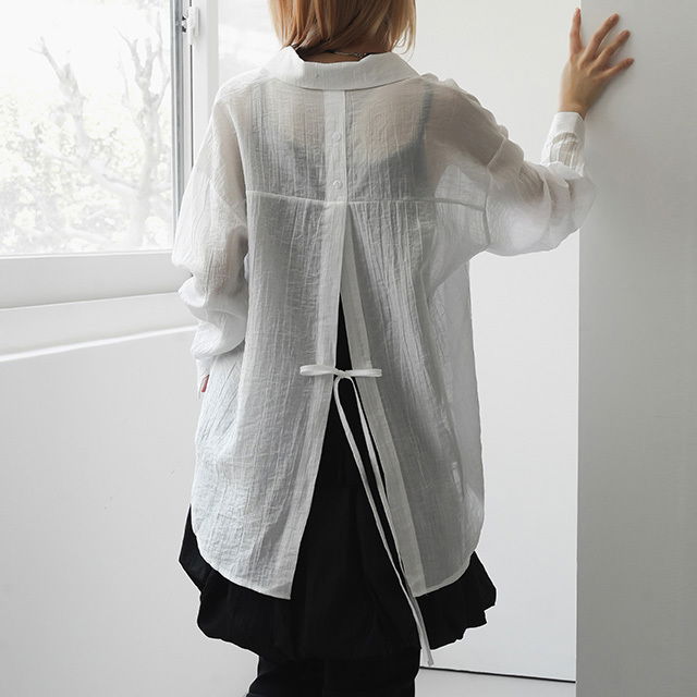 Doing back ribbon shirt