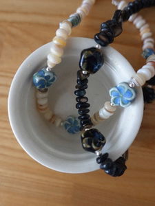 FLOWER BOLD GEMSTONE NECKLACE