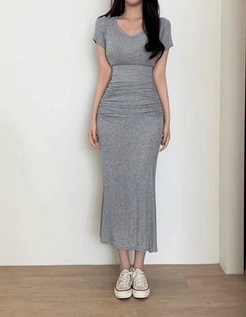 素面U型領寬擺抓褶長版洋裝