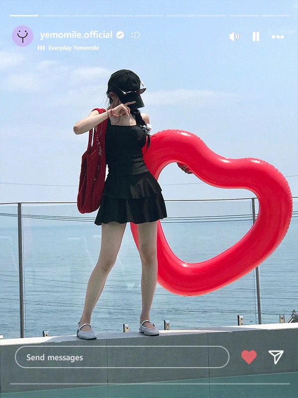 黑色褶皺方領吊帶度假洋裝式泳裝