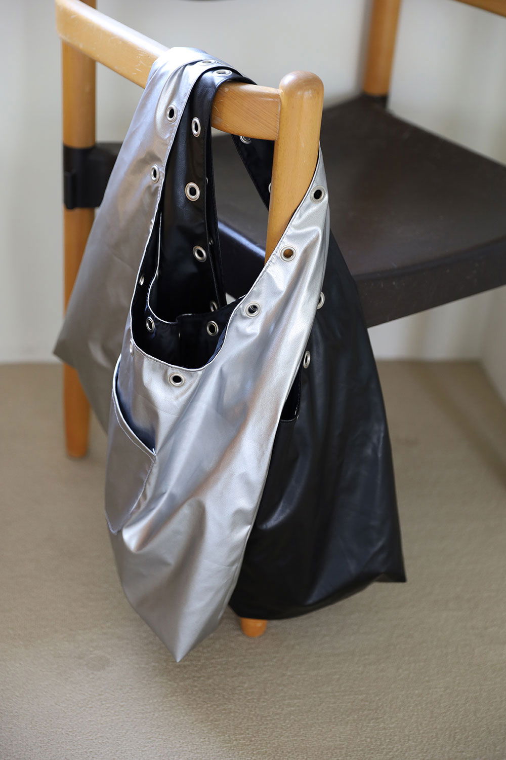 가방 모델 착용 이미지-S1L10