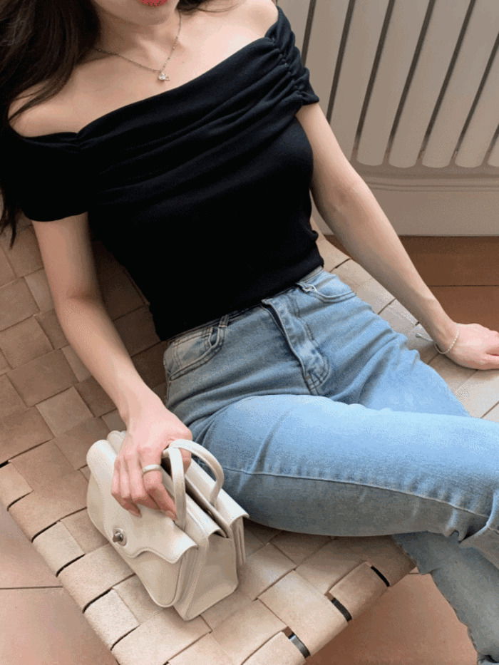 露肩縮褶短版上衣