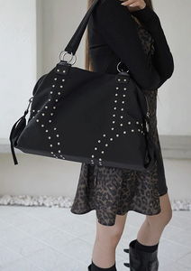 鉚釘沖孔皮革肩背包