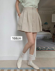 No buckle back banding linen two-pin tuck shorts