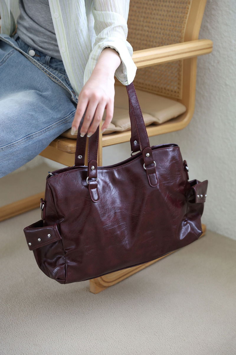 亮面大容量皮革肩背包