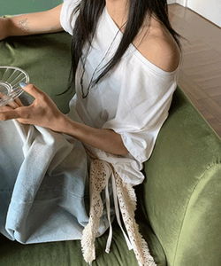 다네르 셔링 스트랩 오프숄더 반소매 티셔츠