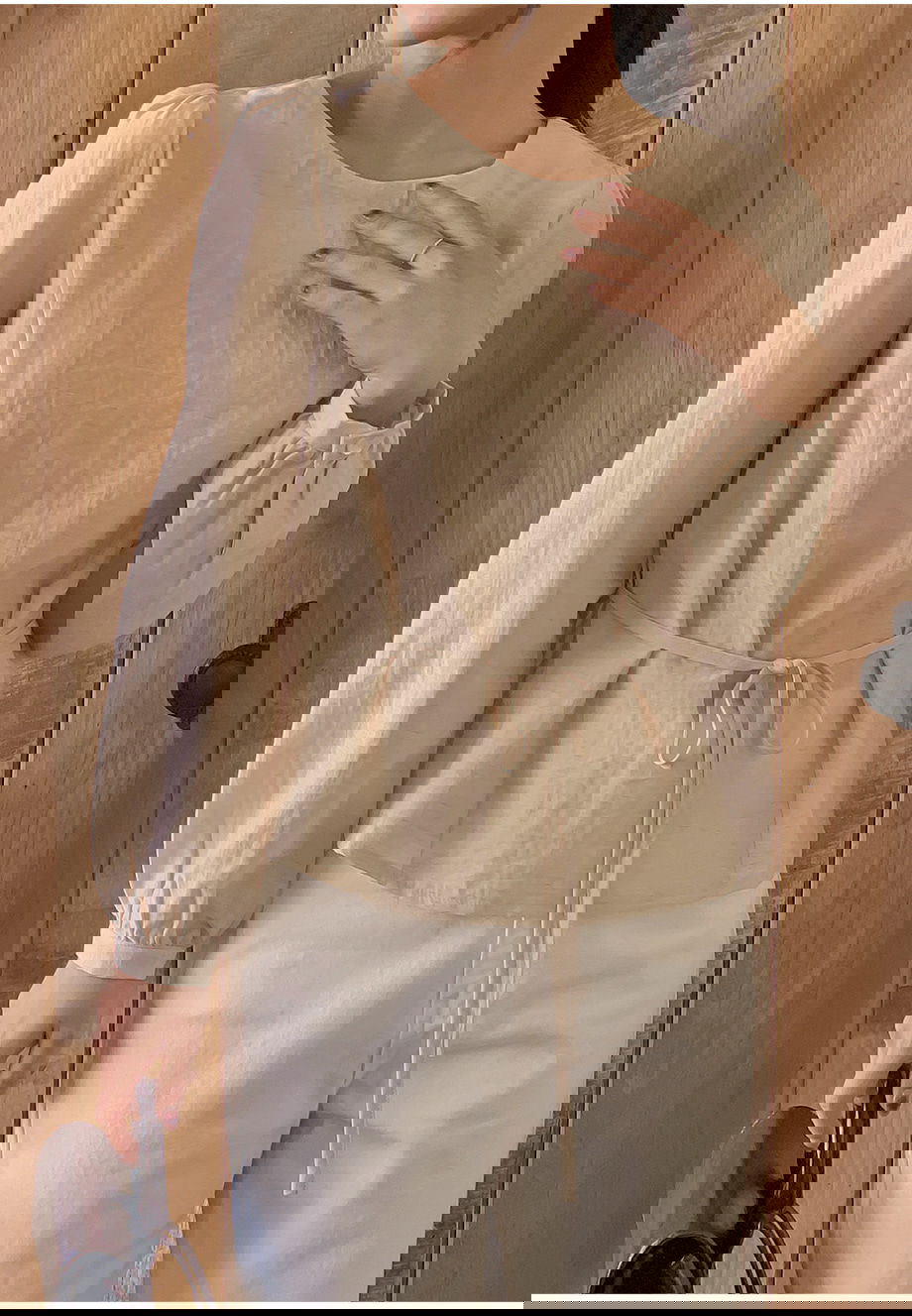 리리앤코 네이브릿 린넨 리본 스트랩 블라우스