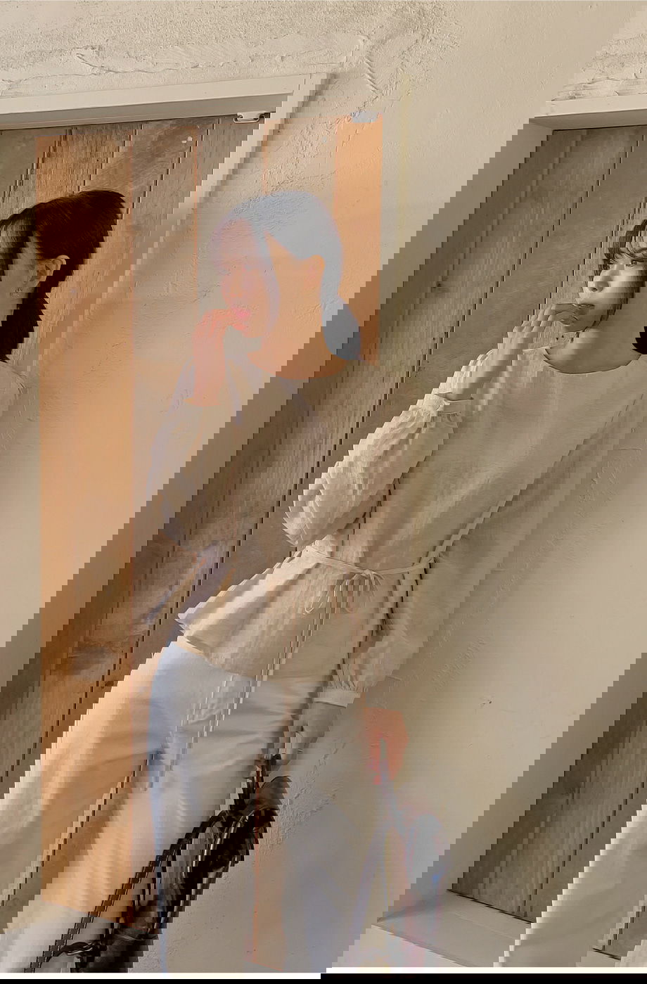 리리앤코 네이브릿 린넨 리본 스트랩 블라우스