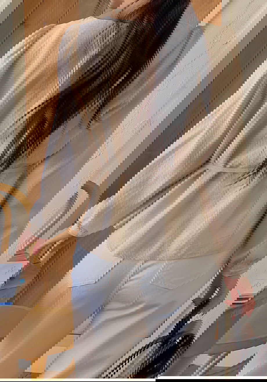 리리앤코 네이브릿 린넨 리본 스트랩 블라우스