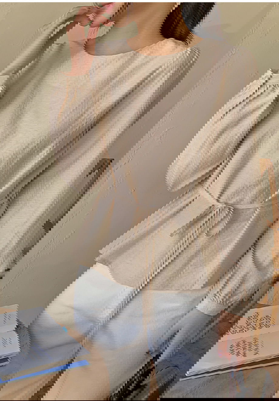 리리앤코 네이브릿 린넨 리본 스트랩 블라우스
