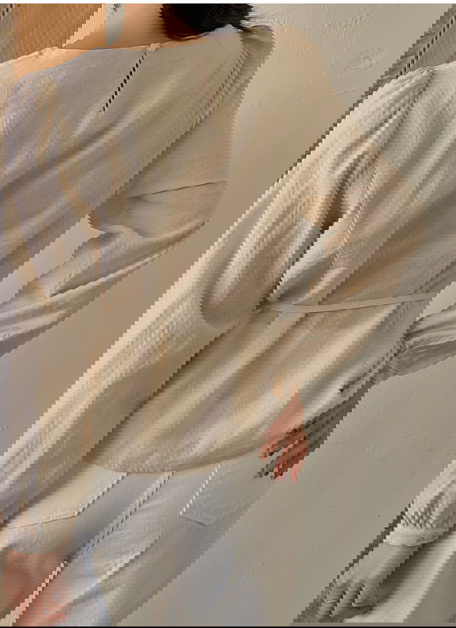 리리앤코 네이브릿 린넨 리본 스트랩 블라우스