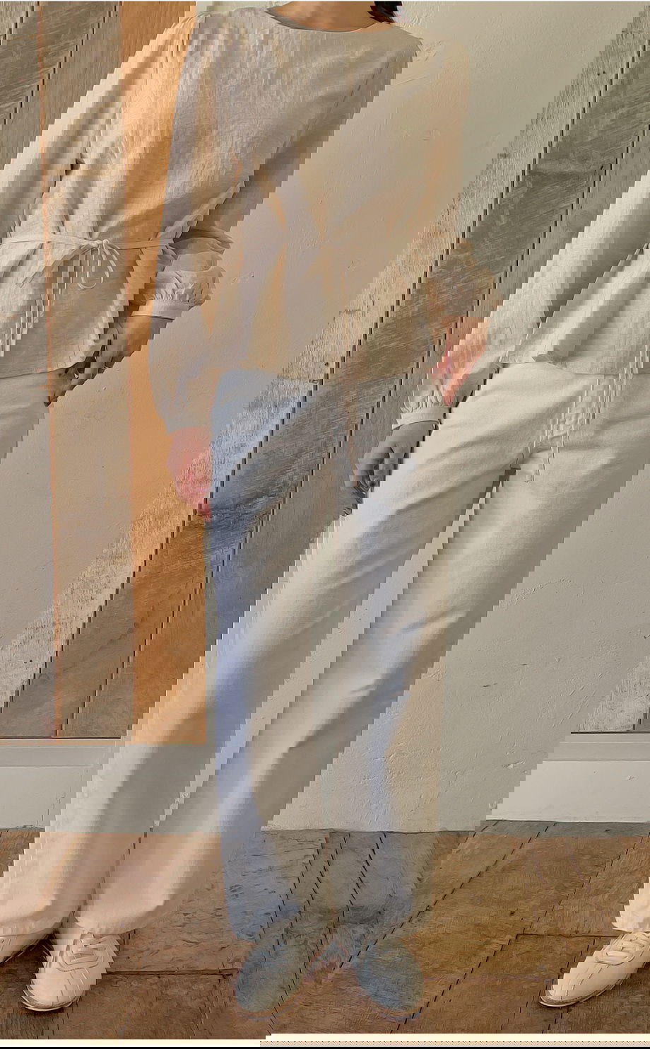 리리앤코 네이브릿 린넨 리본 스트랩 블라우스