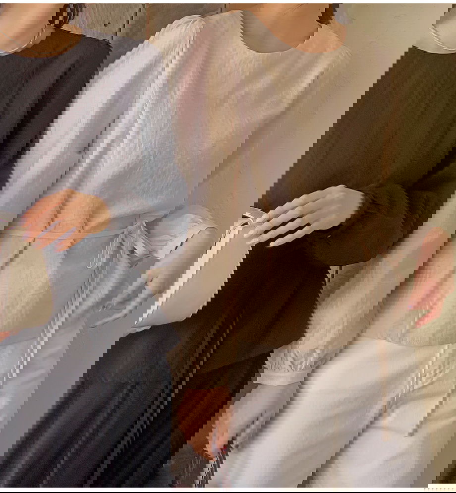 리리앤코 네이브릿 린넨 리본 스트랩 블라우스