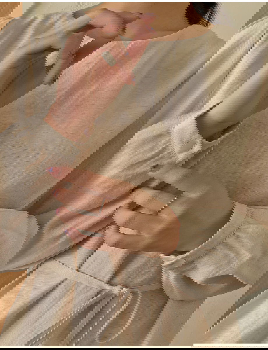 리리앤코 네이브릿 린넨 리본 스트랩 블라우스